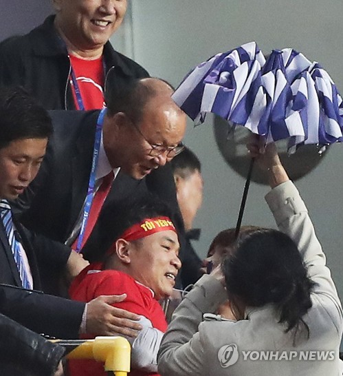 수원의 '축구 한류'…베트남 국기로 가득 찬 경기장