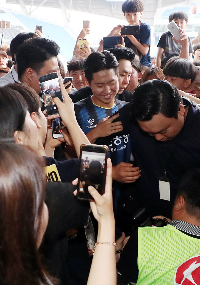 월드컵 이후 첫 공식 나들이 '막내형' 이강인…"스페인에서도 ...