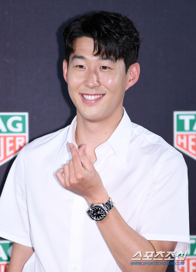 [포토] 손흥민의, 하트 날리는 명품시계 모델!