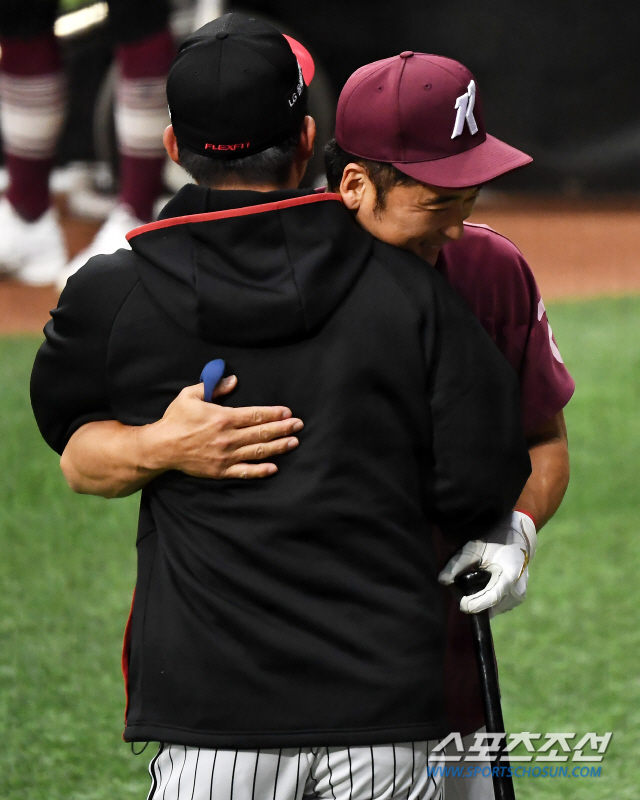 포토 김민성-이택근, '뜨거운 포옹'