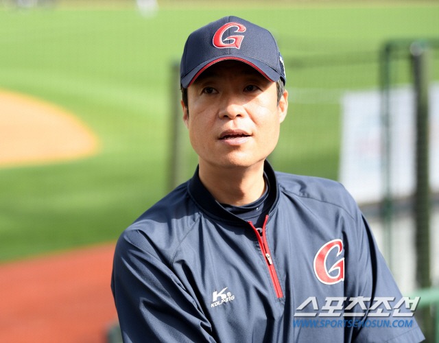 [포토] 허문회 감독, 취재진과의 만남