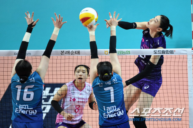 포토 김연경 '전매특허 노룩 스파이크!'