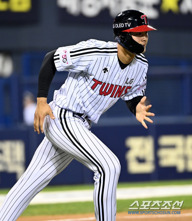 [포토] 이영빈, 밀어내기 볼넷으로 역전!