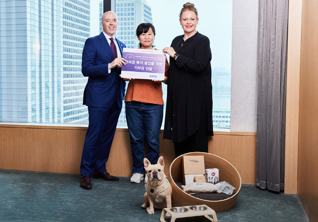 콘래드 서울, 동물권행동단체 ‘카라’에 팻캉스 패키지 수익금 일부 기부