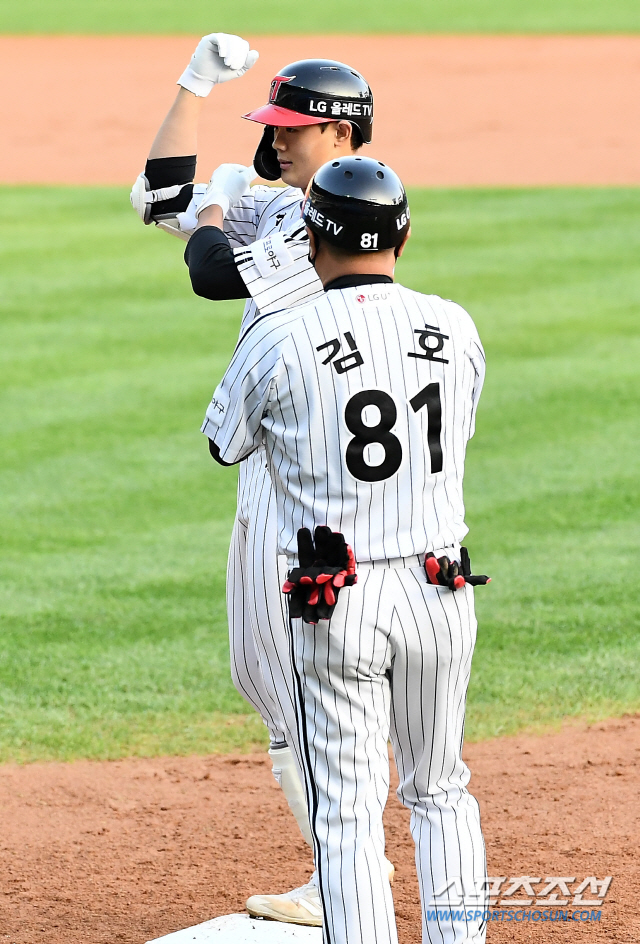 [포토] 이영빈 '첫 타석 안타'