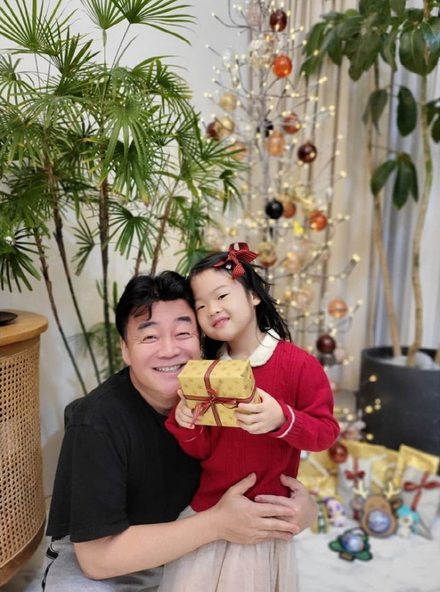 백종원♥소유진, '붕어빵 가족'의 크리스마스 홈파티…선물 받고 '찐미소' 백종원♥소유진, '붕어빵 가족'의 크리스마스 홈파티…선물 받고 '찐미소'