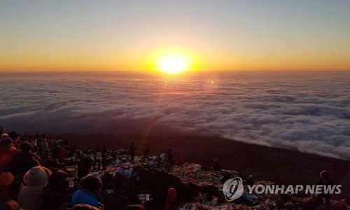 새해맞이 한라산 야간 산행 '뜨거운 인기'…조기 마감