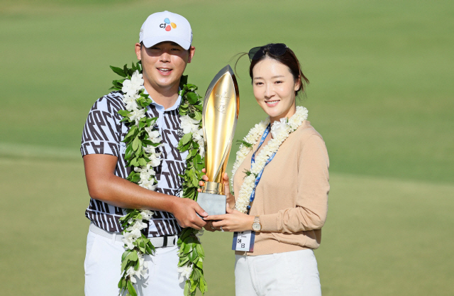 "신혼여행 온 느낌으로 부담없이…" '새신랑' 김시우, 결혼 한달 만에 오지현에게 PGA 투어 4승 트로피 바쳤다