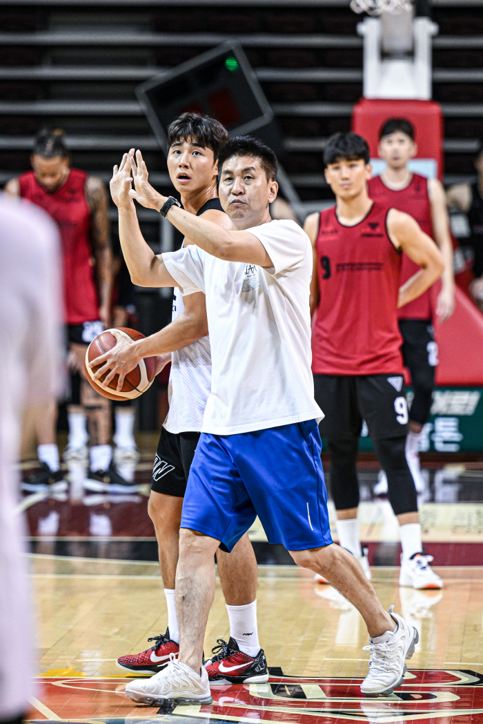 [이원만의 리얼토크]'차·포·마·상 다 잃었지만…' 여전히 굳건한 김상식 KGC 감독의 의지, 선수들의 가능성을 믿는다