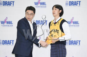 '국가대표 2세' 고현지, 여자농구 드래프트 전체 1순위로 KB행(종합)