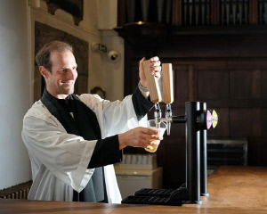 英 600년 역사 교회, 안에 맥주 바 설치…'신성모독' 논란