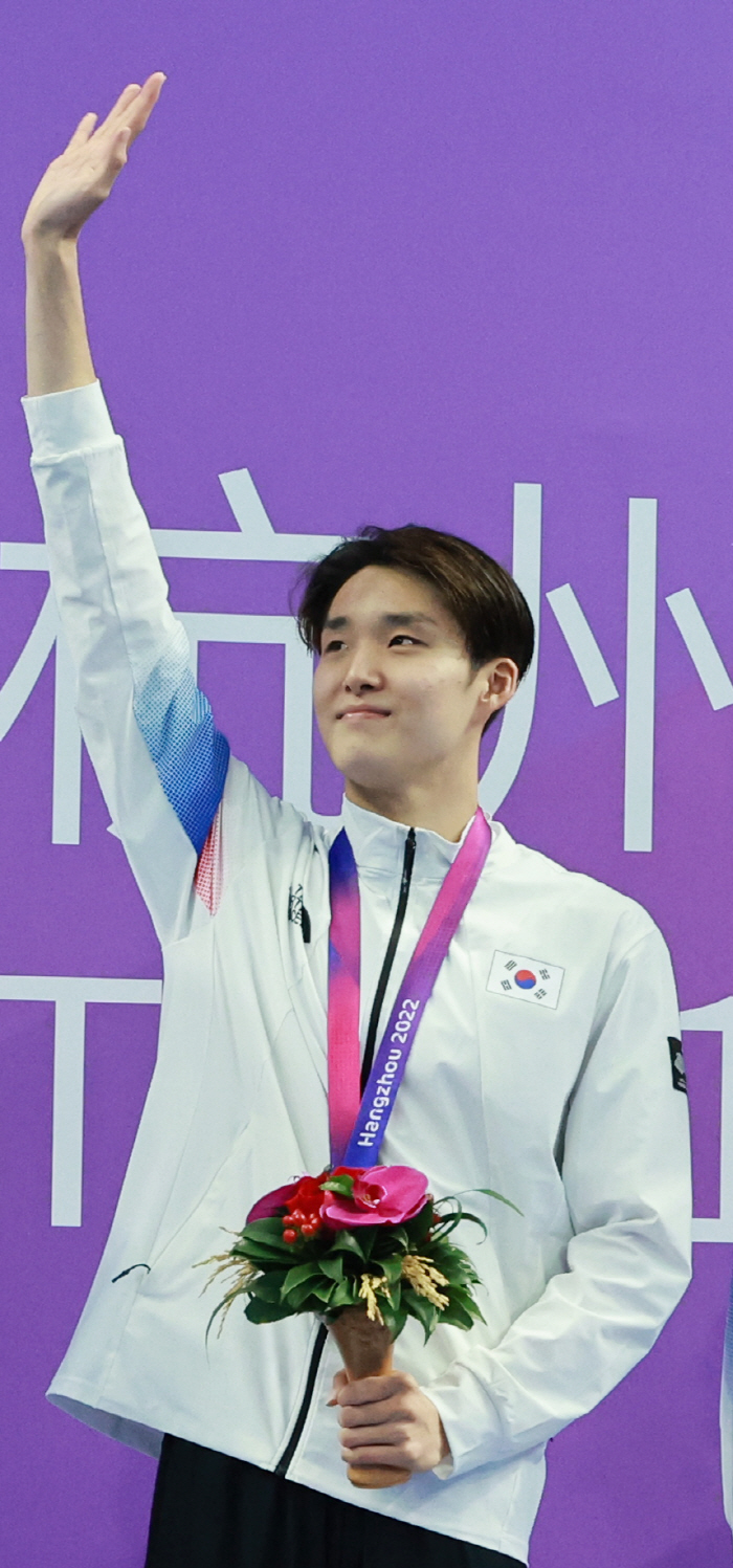 뒷심 최강자…100m 돌자마자 더 강력해지는 '한국 수영의 BTS' 김우민, '200m 전문' 황선우보다 빨랐다