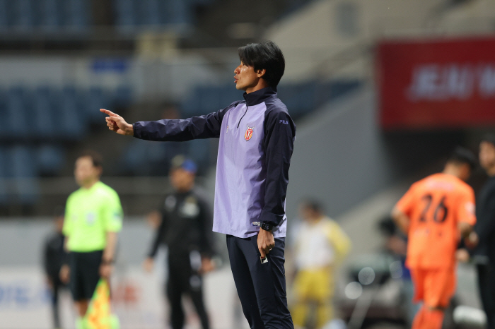 제주 감독대행으로 첫 발, 정조국 "운명의 장난, 승리 양보할 생각 전혀 없다"