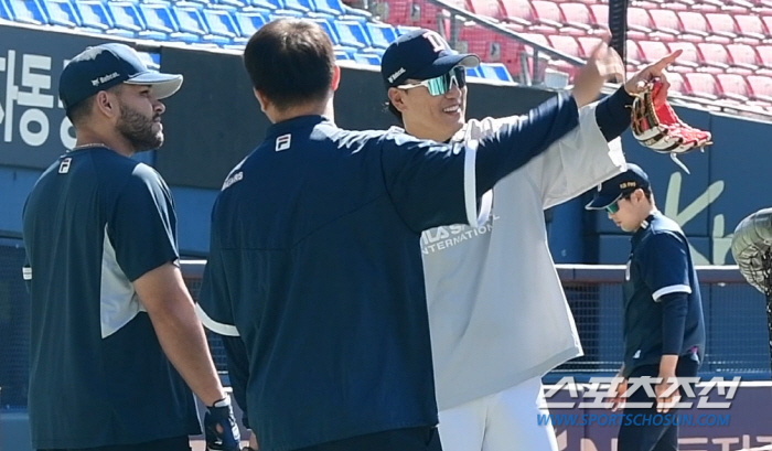 '로하스 탓 아냐~폴대 탓이야' 라이온킹을 헛웃음 짓게 한 폴대위 초대형 파울홈런 
