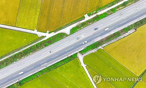 추석 연휴 마지막 날 고속도로 소통 원활…관광지는 북적