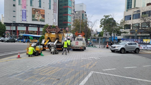 연세로 대중교통지구 시설물 설치 작업, 상인에 막혀 중단