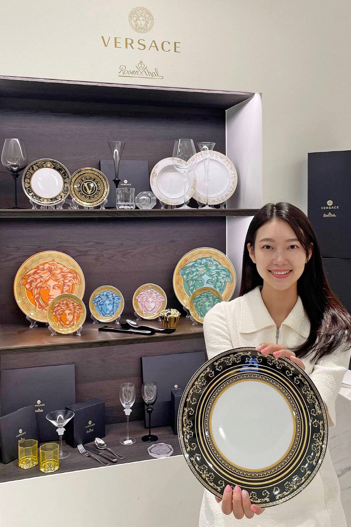 화려한 명품 접시로 식탁 꾸며볼까?…갤러리아백화점 명품관, 베르사체 식기 선보여