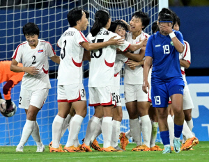 '북한과 결승 맞대결 성사' 日 AG 여자축구 준결승 1골차 승리, '굴욕적인 전반 4실점' 中 4-3 난타전서 무너졌다