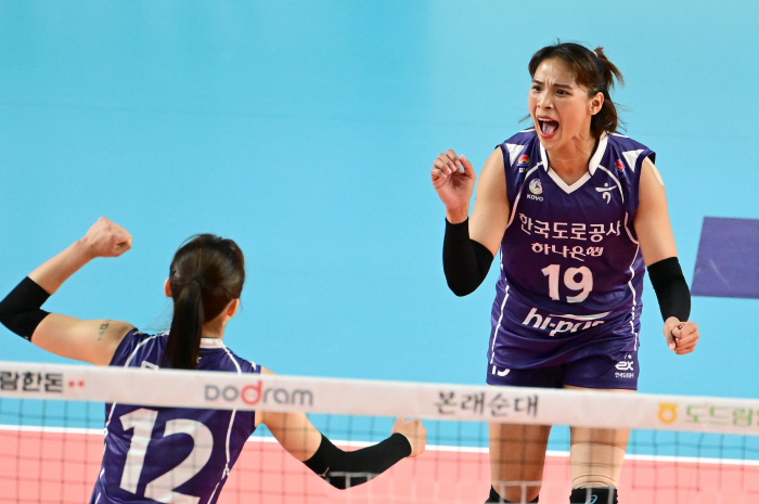 부키리치-타나차 쌍포 앞세운 도로공사, 정관장에 풀세트 접전 끝 진땀승[V리그 리뷰]