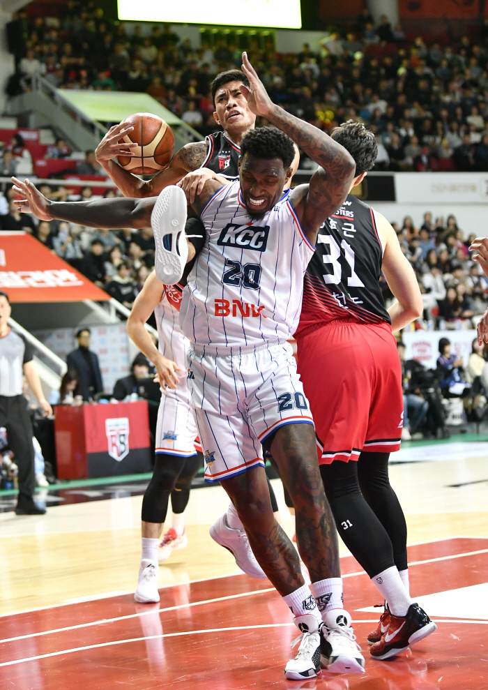 [KBL 리뷰] '연패는 없지' 정관장, 정효근-아반도 위력 앞세워 KCC 제압