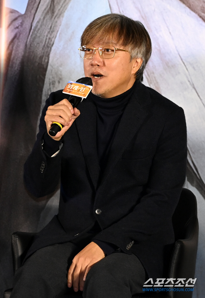 '외계+인' 2부 최동훈 감독 "1년 6개월간 후반작업 매진..영화 작업 의미 느끼는 시간"
