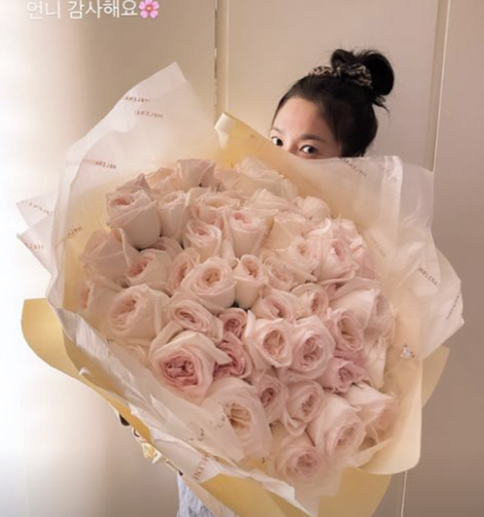 김혜수, 송혜교가 감당 못할 만큼 '커다란 꽃다발 선물'.."언니 감사해요♥"