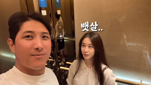 황재균, '♥지연' 뱃살 지적하는 '용감한 남편'..."뱃살 진행시켜"