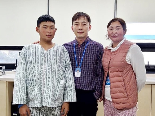 어릴때 청력 잃은 몽골인 소년, 동아대병원 도움으로 새 삶