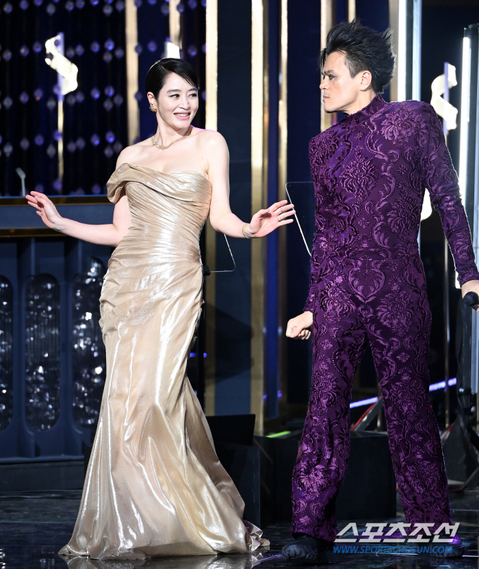 청룡의 여인 김혜수답게 떠났다...'아름다웠던 그 시절의 우릴' 박진영과 함께 멋진 피날레 [청룡영화상]