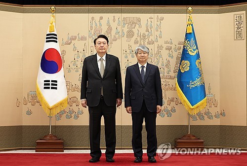 尹대통령, 이종석 헌법재판소장 임명장 수여
