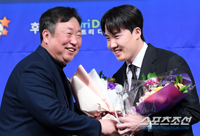 '찬규야 온 김에 도장 찍고 가라' 차명석 단장 러브콜에 '집에 도장 놓고 와서' 유쾌한 입담 뽐낸 임찬규 '아빠와 아들 케미'