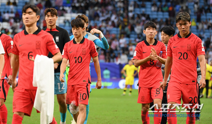 국제적 가십거리로 전락한 한국축구…영국언론 "거인 일본 피하려고 고의 실점?"