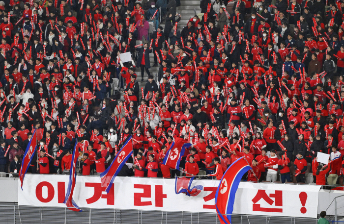 북한 여자축구 감독, 한국 언론에 또 발끈 왜?…일본전 패배 뒤 한국에 민감 반응 일본서 화제