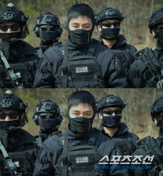 [SC이슈]'군복무' 뷔, 할리우드 영화 촬영 중? SDT '흑복'→넘사벽 비주얼 '감탄'