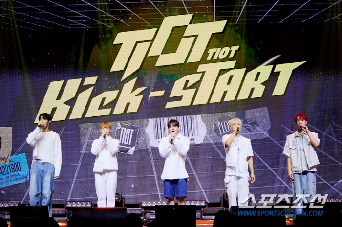 티아이오티(TIOT), 데뷔 팬 쇼케이스 성료…파워풀 퍼포먼스 담은 타이틀곡 'Kick-START'  무대, '반응 UP'