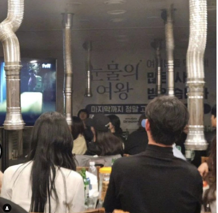 김수현♥김지원 종방연도 '달달 짝꿍' 포착..'눈물의 여왕' 동반 시청[SC이슈]