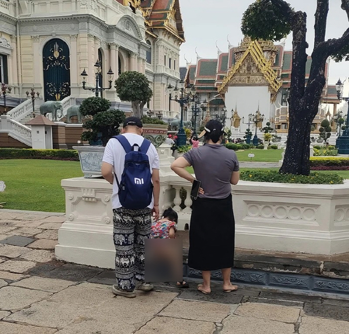 태국 유명 사원서 딸 용변·부모는 방치 '성토'…중국인 관광객?