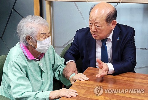 송두환 인권위원장, 양금덕 할머니 만나 "서훈 취소 죄송"