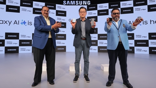 삼성 새 폴더블폰 인도 사전판매 첫날 전작보다 40% 판매 늘어