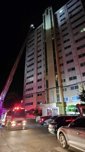 속초 아파트서 화재…50대 추락 사망