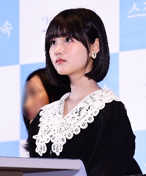  하라 나노카 호기심 어린 눈빛