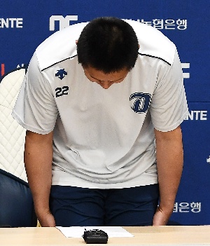 머리 숙인 NC 이용찬 깊이 반성합니다