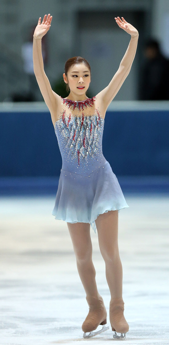 [포토]관객들에게 손 들어 인사하는 김연아